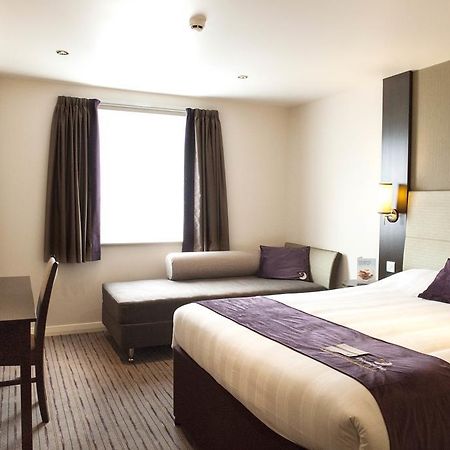 Premier Inn London Brentford Buitenkant foto